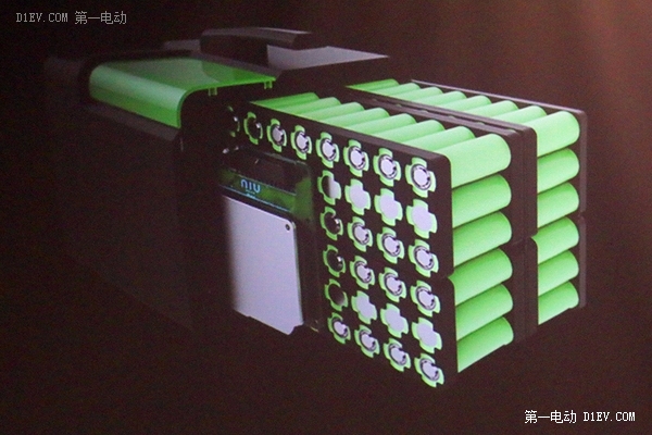 新能源車彎道超車的口號(hào)喊出了很久，前方仍然看得到特斯拉、寶馬、豐田等一眾國(guó)外友商，雖然不能說(shuō)我們?cè)诳嗫嘧汾s，但是在競(jìng)賽的一開(kāi)始我們就沒(méi)有什么看家法寶來(lái)打造企業(yè)的護(hù)城河，不像特斯拉有自己獨(dú)特的電池裝配工藝和電池管理技術(shù)，寶馬有多年的汽車設(shè)計(jì)和制造經(jīng)驗(yàn)，豐田除了電動(dòng)車還有氫燃料車，那么在以后的競(jìng)賽過(guò)程中，如果還沒(méi)能建立起獨(dú)特的優(yōu)勢(shì)，超車的可能性是越來(lái)越渺茫。 產(chǎn)品的優(yōu)勢(shì)建立有兩個(gè)基本方向，技術(shù)(性能)和價(jià)格。隨著制造的全球化，非資源類產(chǎn)品的價(jià)格即成本優(yōu)勢(shì)很容易被瓦解，更容易(相對(duì)來(lái)說(shuō))也更應(yīng)該努力的方向是發(fā)展技術(shù)優(yōu)勢(shì)，建立產(chǎn)品的獨(dú)特性。號(hào)召?gòu)摹爸袊?guó)制造”升級(jí)為“中國(guó)智造”也就是這個(gè)道理?；仡檭?nèi)燃機(jī)車的發(fā)展歷史，各個(gè)品牌的小汽車都有著令我們印象深刻的特點(diǎn)表訴。沃爾沃----安全、奔馳----高貴大氣、寶馬----年輕驕傲、豐田----省油耐用、大眾----低調(diào)可靠。毫無(wú)疑問(wèn)，上述品牌在電動(dòng)車領(lǐng)域仍然會(huì)試圖延續(xù)他們的品牌特色，繼續(xù)借助已經(jīng)建立的優(yōu)勢(shì)。 幸運(yùn)的是，電動(dòng)汽車雖然也是汽車，但是畢竟和內(nèi)燃機(jī)車有很大不同。電動(dòng)汽車比內(nèi)燃機(jī)車出現(xiàn)要早，卻要到100多年后的今天才開(kāi)始漸熱就是因?yàn)檫@個(gè)很大的不同，那就是電動(dòng)汽車直到今天，才開(kāi)始進(jìn)入實(shí)用階段(相比內(nèi)燃機(jī)車)。在這個(gè)實(shí)用階段完全成熟之前，過(guò)去內(nèi)燃機(jī)時(shí)代品牌的影響力不能說(shuō)完全沒(méi)有，但是已經(jīng)被大大削弱了。想買電動(dòng)汽車的人，首先關(guān)心的是可靠性怎樣，續(xù)航里程多少，而不是象買內(nèi)燃機(jī)車，客戶是先有明確的品牌指向的。特斯拉，一個(gè)成立僅幾年的企業(yè)，能在電動(dòng)汽車領(lǐng)域異軍突起也說(shuō)明了這一點(diǎn)。電動(dòng)汽車的品牌，基本上要從零開(kāi)始建立。 那么，在電動(dòng)汽車這個(gè)產(chǎn)業(yè)里，哪些技術(shù)是適合我們重點(diǎn)發(fā)展呢？電動(dòng)汽車基本的是能量系統(tǒng)和運(yùn)動(dòng)系統(tǒng)，也就是電池、電機(jī)和電控。所謂實(shí)用和可靠，就是這幾方面組合的性能，配合基礎(chǔ)設(shè)施，能夠達(dá)到或基本達(dá)到內(nèi)燃機(jī)車的低性能。電機(jī)和電控因?yàn)樽园l(fā)明出來(lái)就一直在使用一直在改進(jìn)，經(jīng)過(guò)這么多年已經(jīng)很成熟了，性能再提高1%、2%需要付出很大的成本；電池基本上是材料科學(xué)，屬于基礎(chǔ)研究領(lǐng)域，中國(guó)企業(yè)在這方面優(yōu)勢(shì)不大，而且從實(shí)驗(yàn)室到商業(yè)化路途漫長(zhǎng)，顛覆式的創(chuàng)新無(wú)法期待。剩下的就只有應(yīng)用技術(shù)了，電動(dòng)汽車目前大的問(wèn)題是安全和續(xù)航里程問(wèn)題，都集中在電池這塊，不管是何種類型的鋰電池，成組串聯(lián)使用都會(huì)帶來(lái)巨大問(wèn)題，2015年以來(lái)各地的電動(dòng)公交大巴起火爆炸就是一個(gè)例證，以后的幾年這類事故將是高發(fā)期，因?yàn)殡姵厥褂昧藥啄甓鴽](méi)有得到很好的維護(hù)，危險(xiǎn)概率逐日升高。這個(gè)問(wèn)題目前解決的關(guān)鍵就是BMS(電池管理系統(tǒng))，特斯拉也是因?yàn)楠?dú)特的BMS而越過(guò)了實(shí)用這個(gè)門檻。 中國(guó)電動(dòng)汽車要彎道超車 BMS必須攻克 BMS，電池管理系統(tǒng)，是一個(gè)本世紀(jì)才誕生的新產(chǎn)品。因?yàn)殡娀瘜W(xué)反應(yīng)的難以控制和材料在這個(gè)過(guò)程中性能變化的難以捉摸，所以才需要這么一個(gè)管家來(lái)時(shí)刻監(jiān)督調(diào)整限制電池組的行為，以保障使用安全。觀察現(xiàn)在的BMS，難說(shuō)哪家的產(chǎn)品已經(jīng)馴服了鋰電池組，包括特斯拉(表現(xiàn)稍好，但是繁復(fù)的接線和高成本的工藝都應(yīng)該還有優(yōu)化的空間)?？梢哉f(shuō)，在BMS面前，中國(guó)企業(yè)和國(guó)外企業(yè)是站在同一起跑線上。尤其是中國(guó)，有著電動(dòng)汽車的大市場(chǎng)，這是一個(gè)天然的優(yōu)勢(shì)。得BMS者得先機(jī)，BMS成熟之日，就是電動(dòng)汽車市場(chǎng)疾馳之時(shí)。 中國(guó)電動(dòng)汽車想要彎道超車，BMS必須攻克。